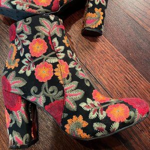 MIA Rosebud Embroidered Floral Ankle Boots/S 7